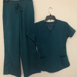 Caribbean blue scrubs XS top and XSP pants🟣